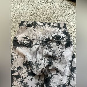 Lululemon size 2 Wunder under pink/grey patterned leggings